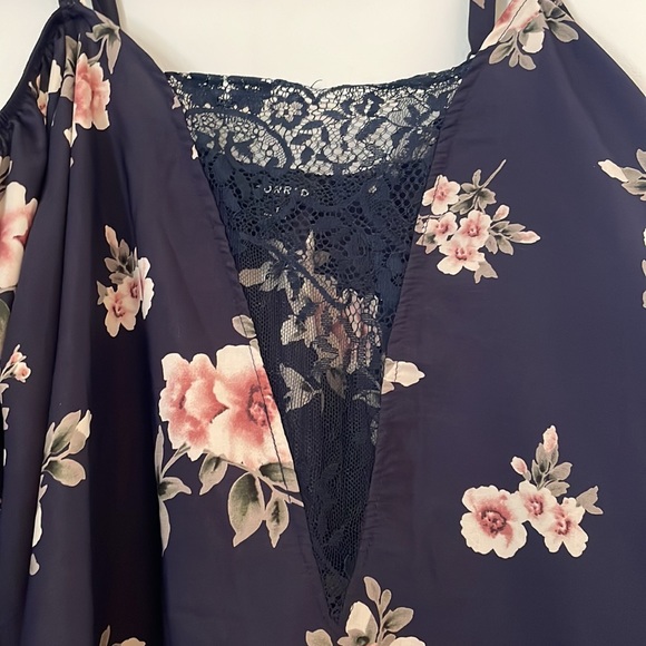 Gorgeous Deep V-Front Floral Top - Picture 3 of 6